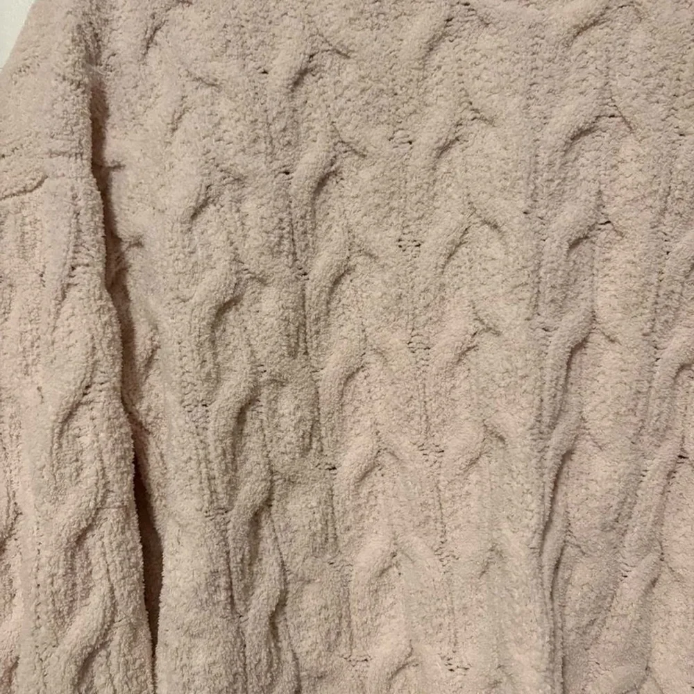Cute cream slightly cropped cable knit sweater‎ super soft med